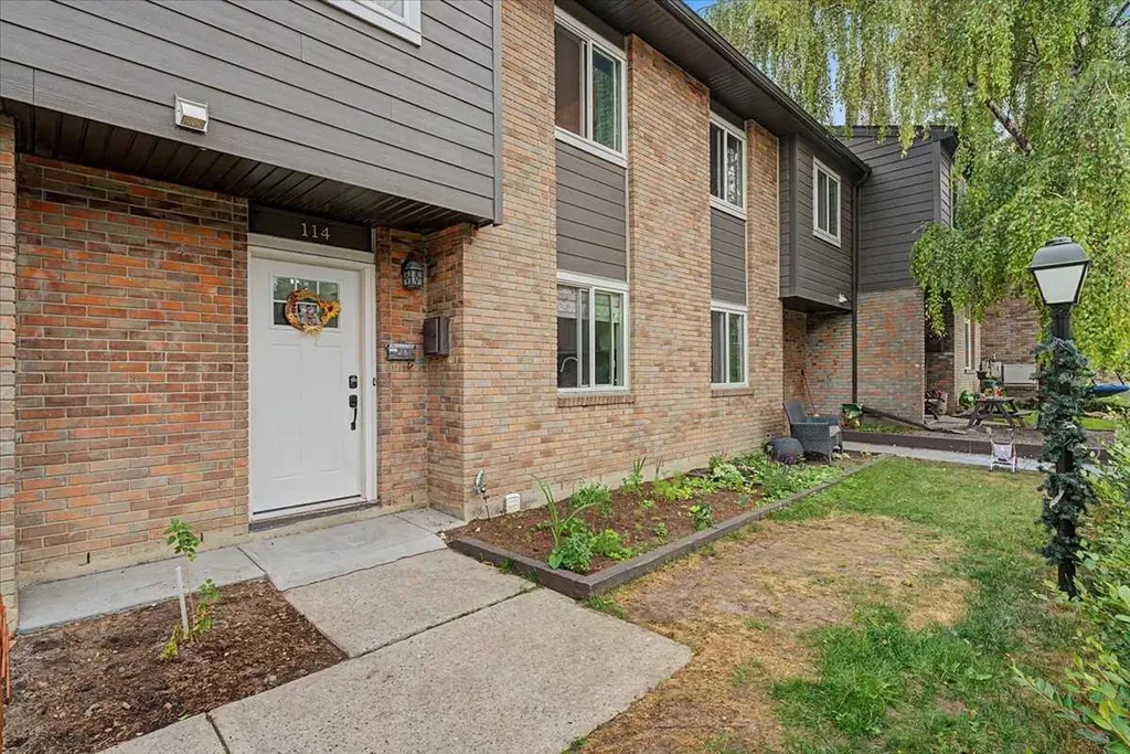 210 86 Avenue SE Calgary AB T2H 1N6