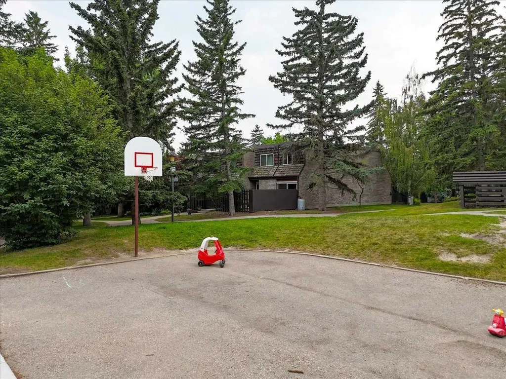 210 86 Avenue SE Calgary AB T2H 1N6