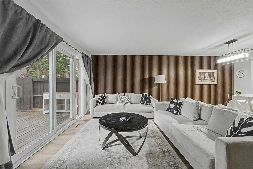 210 86 Avenue SE Calgary AB T2H 1N6