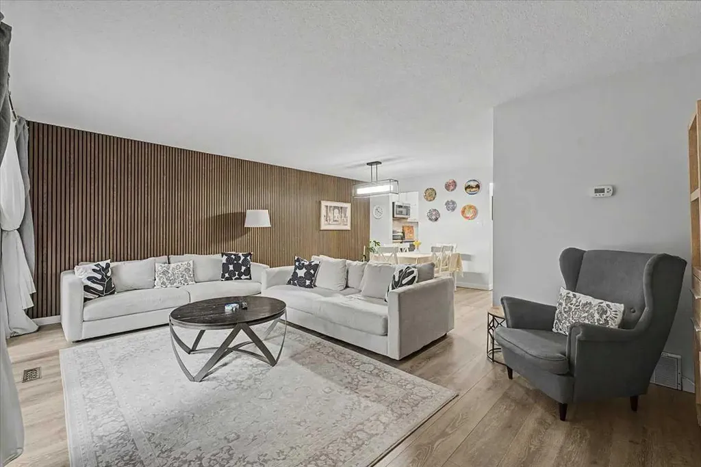 210 86 Avenue SE Calgary AB T2H 1N6