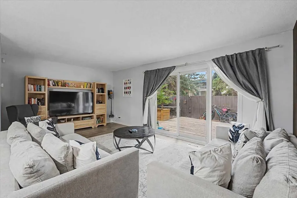 210 86 Avenue SE Calgary AB T2H 1N6