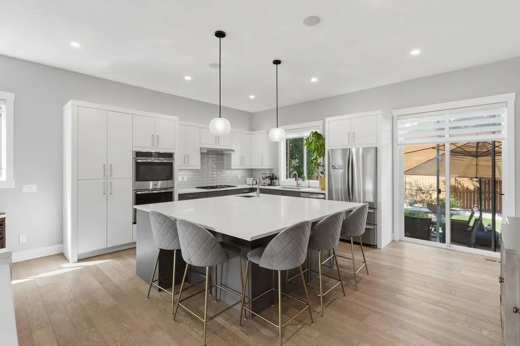 223 Oakland Place SW Calgary AB T2V 4G4