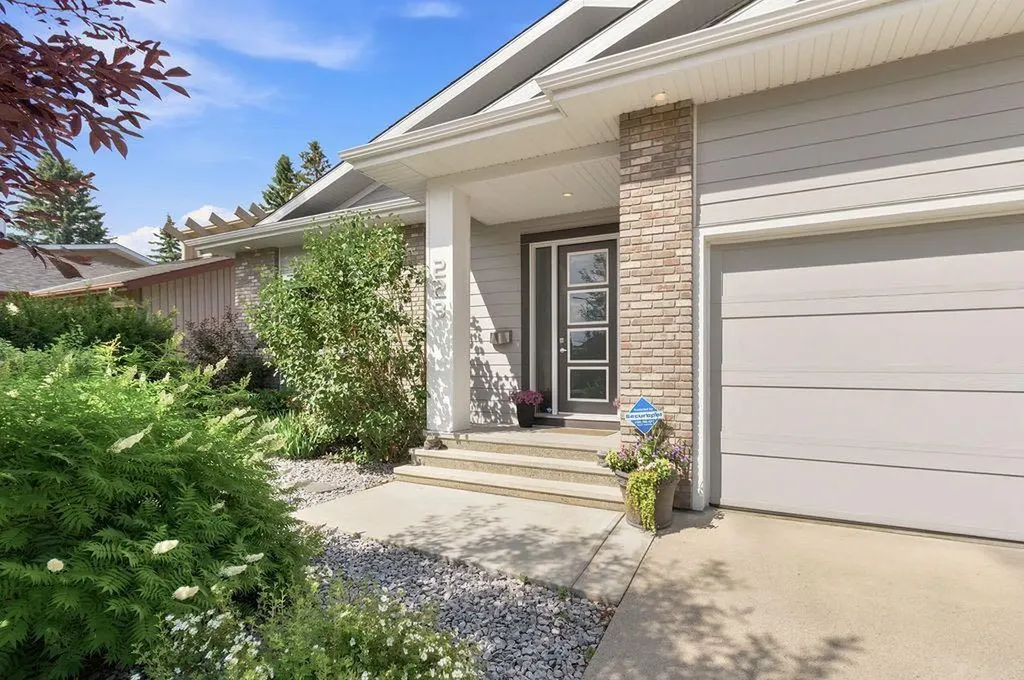223 Oakland Place SW Calgary AB T2V 4G4