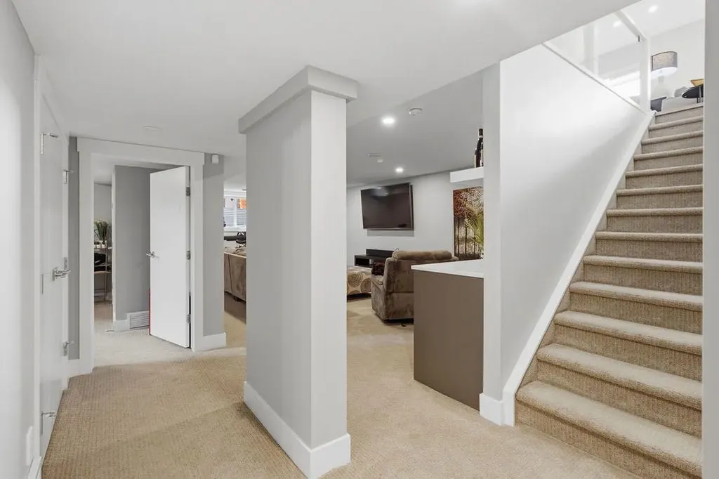 223 Oakland Place SW Calgary AB T2V 4G4