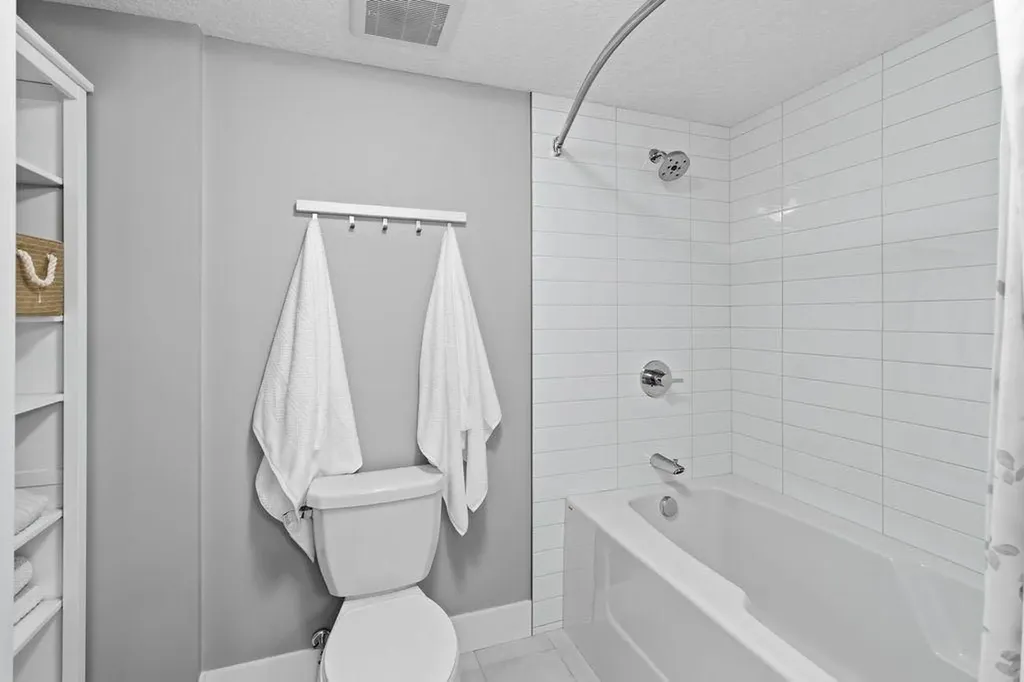 223 Oakland Place SW Calgary AB T2V 4G4