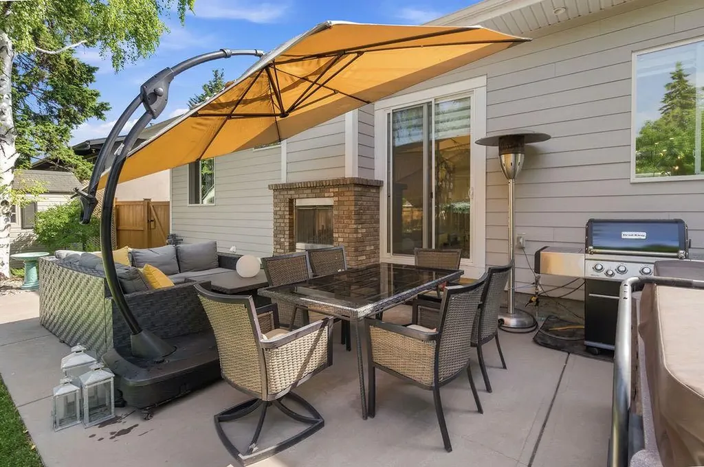 223 Oakland Place SW Calgary AB T2V 4G4
