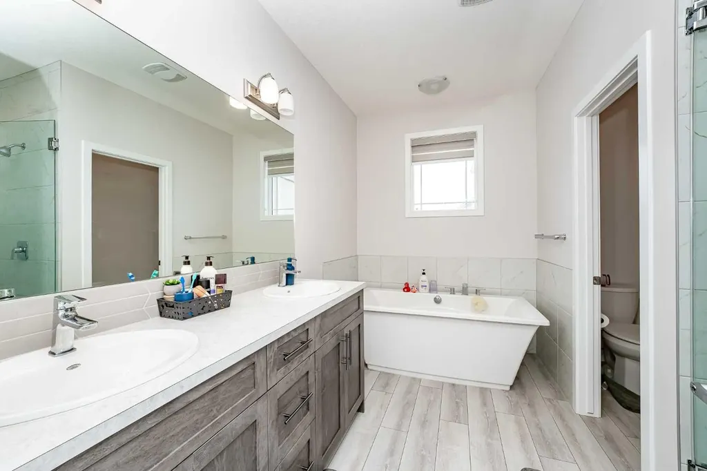 717 Windrow Manor SW Airdrie AB T4B 5H6
