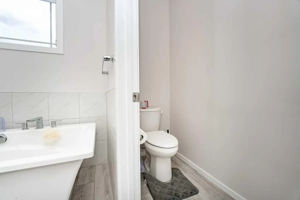 717 Windrow Manor SW Airdrie AB T4B 5H6