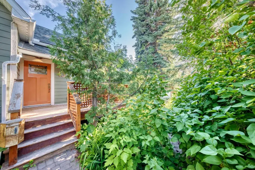 43 New Street SE Calgary AB t2x3x8