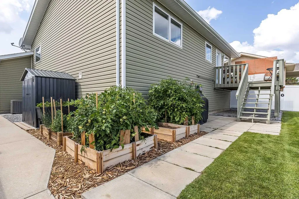 168 Hunt Crescent NE Medicine Hat AB T1C1Y5