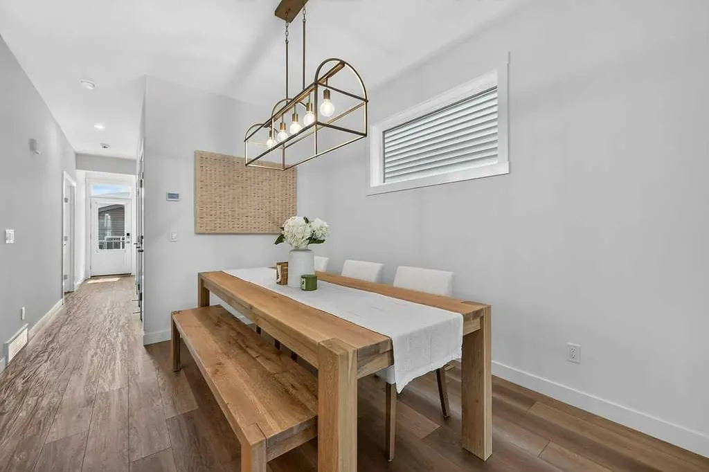 97 Rowmont Heath NW Calgary AB T3L 0H8