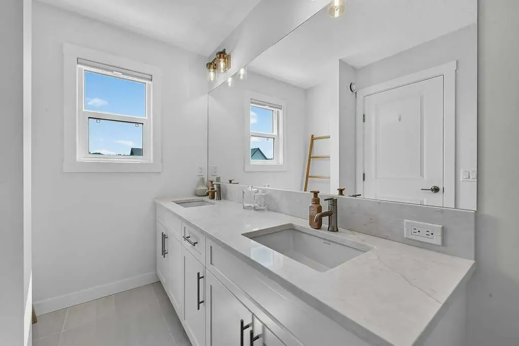 97 Rowmont Heath NW Calgary AB T3L 0H8