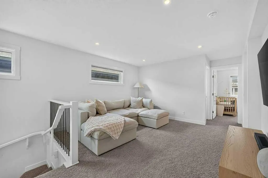 97 Rowmont Heath NW Calgary AB T3L 0H8