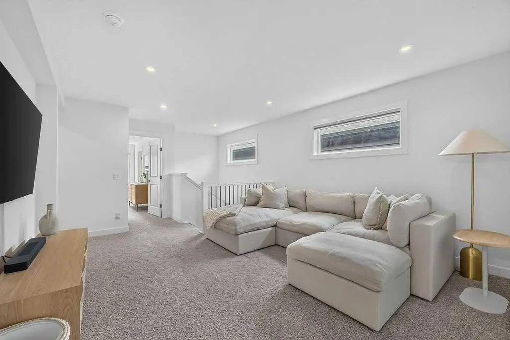 97 Rowmont Heath NW Calgary AB T3L 0H8