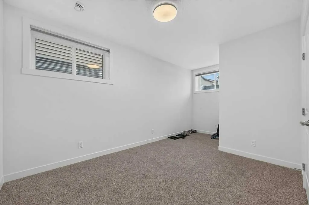 97 Rowmont Heath NW Calgary AB T3L 0H8