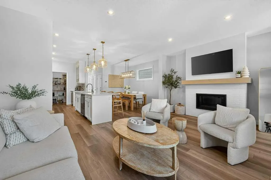 97 Rowmont Heath NW Calgary AB T3L 0H8