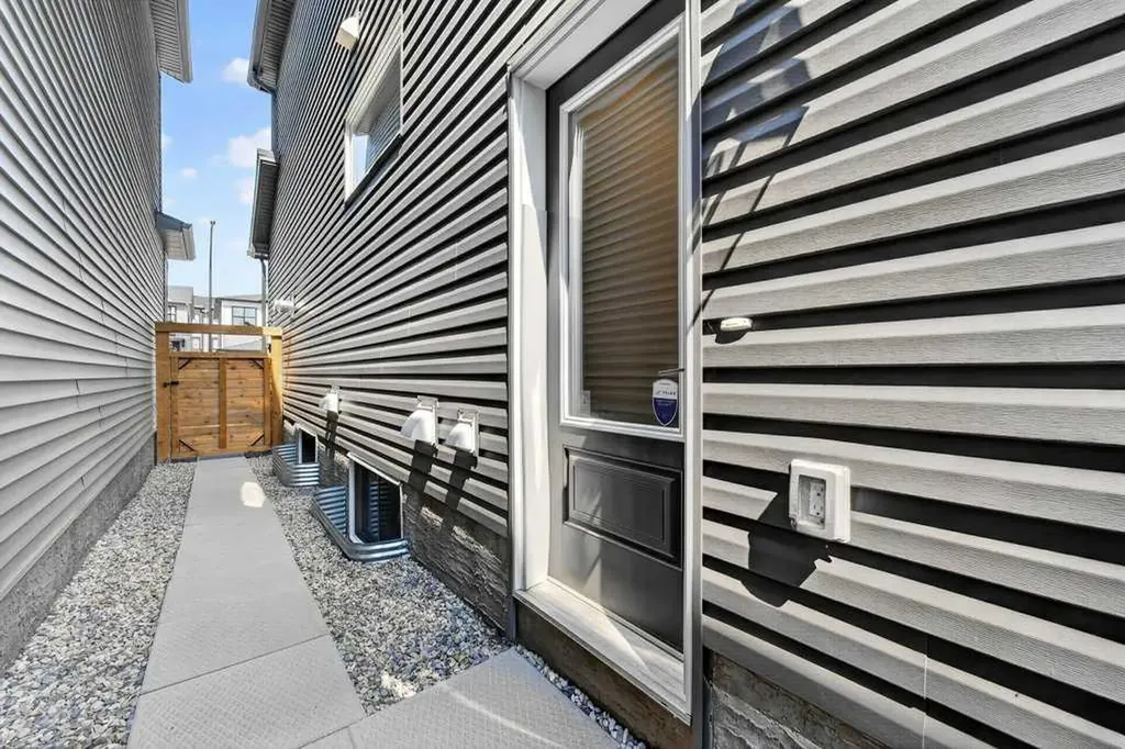 97 Rowmont Heath NW Calgary AB T3L 0H8
