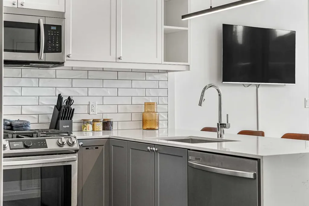 329 9a Street NW Calgary AB T2N1T7