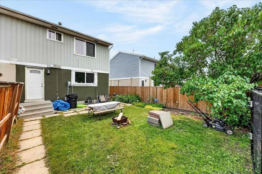 219 Penworth Drive SE Calgary AB T2A 5E2