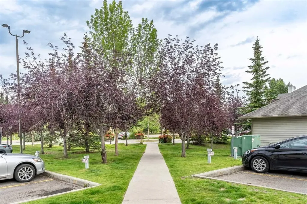 2000 Citadel Meadow Point NW Calgary AB t3g5n5