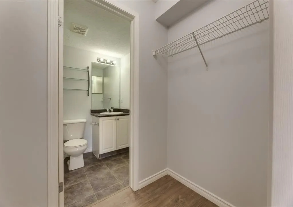 2000 Citadel Meadow Point NW Calgary AB t3g5n5