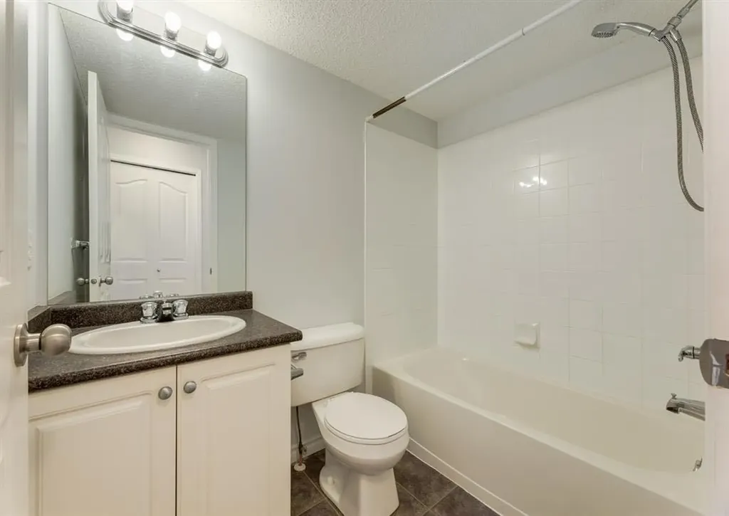 2000 Citadel Meadow Point NW Calgary AB t3g5n5