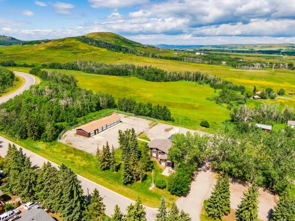 514 & 526 Windsor Avenue NW Diamond Valley AB T0L 2A0