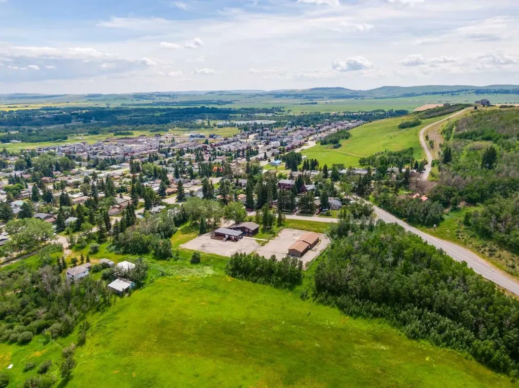 514 & 526 Windsor Avenue NW Diamond Valley AB T0L 2A0