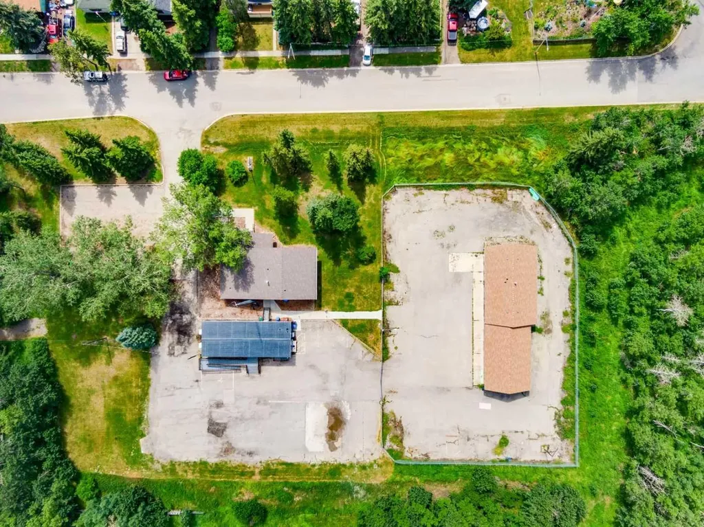 514 & 526 Windsor Avenue NW Diamond Valley AB T0L 2A0