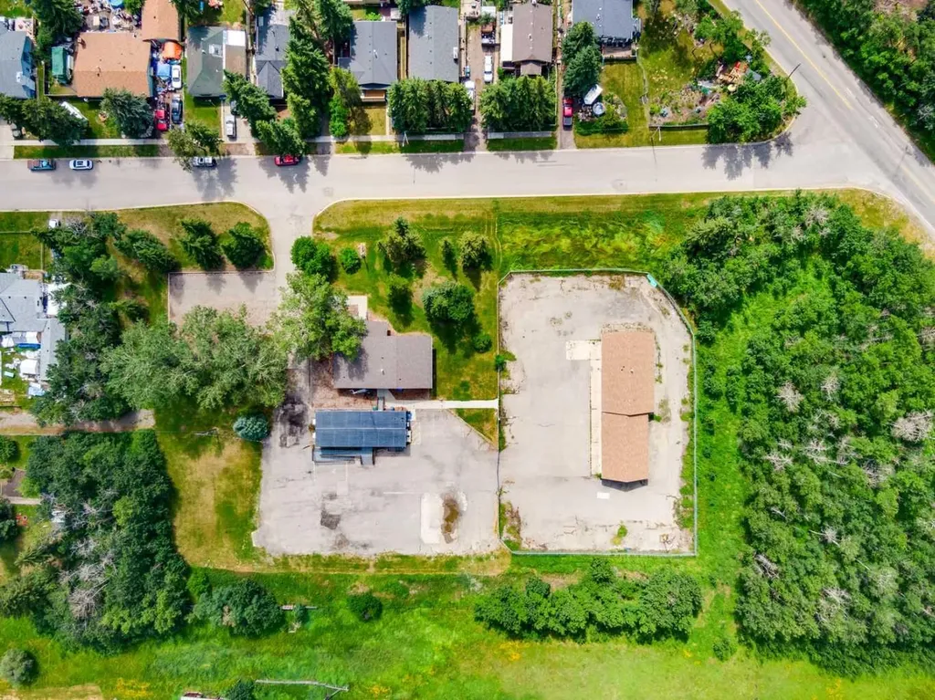 514 & 526 Windsor Avenue NW Diamond Valley AB T0L 2A0
