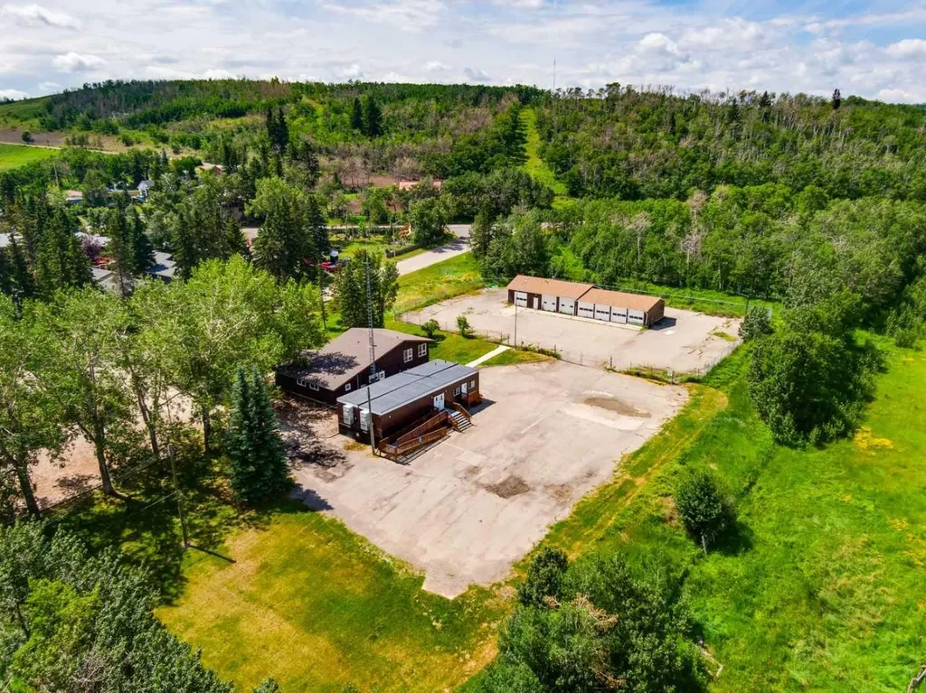 514 & 526 Windsor Avenue NW Diamond Valley AB T0L 2A0