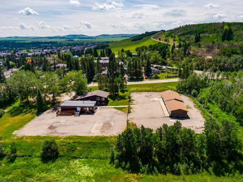 514 & 526 Windsor Avenue NW Diamond Valley AB T0L 2A0