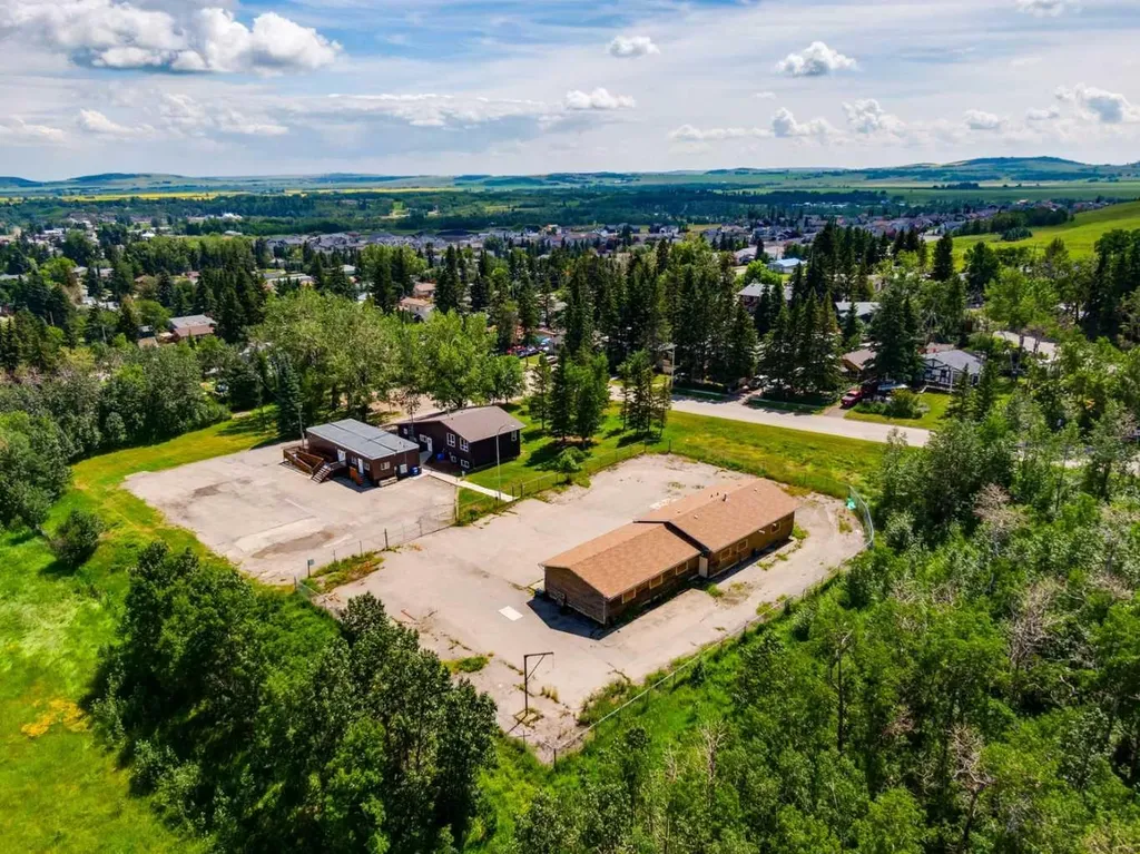 514 & 526 Windsor Avenue NW Diamond Valley AB T0L 2A0