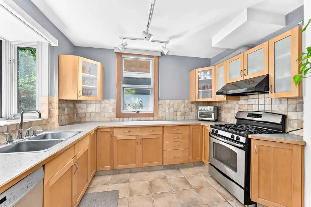 1402 5 Avenue S Lethbridge AB T1J 0V9