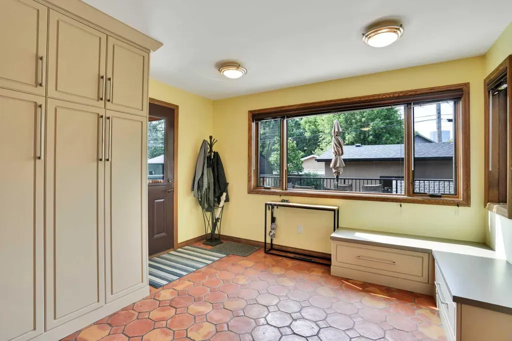 217 11 Avenue NE Calgary AB T2E 0Y9
