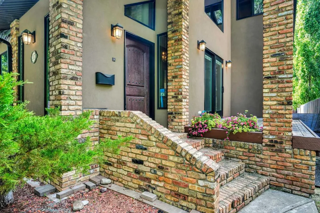 217 11 Avenue NE Calgary AB T2E 0Y9