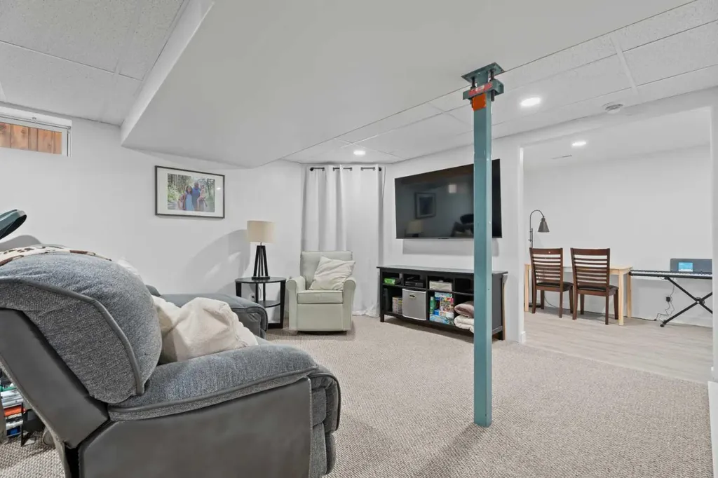 31 Mt Aberdeen Grove SE Calgary AB T2Z 3N6