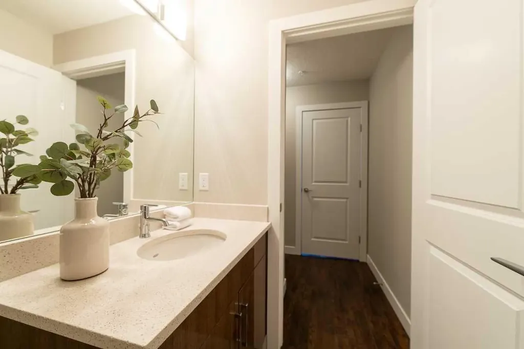 607 17 Avenue NW Calgary AB T2M 0N6