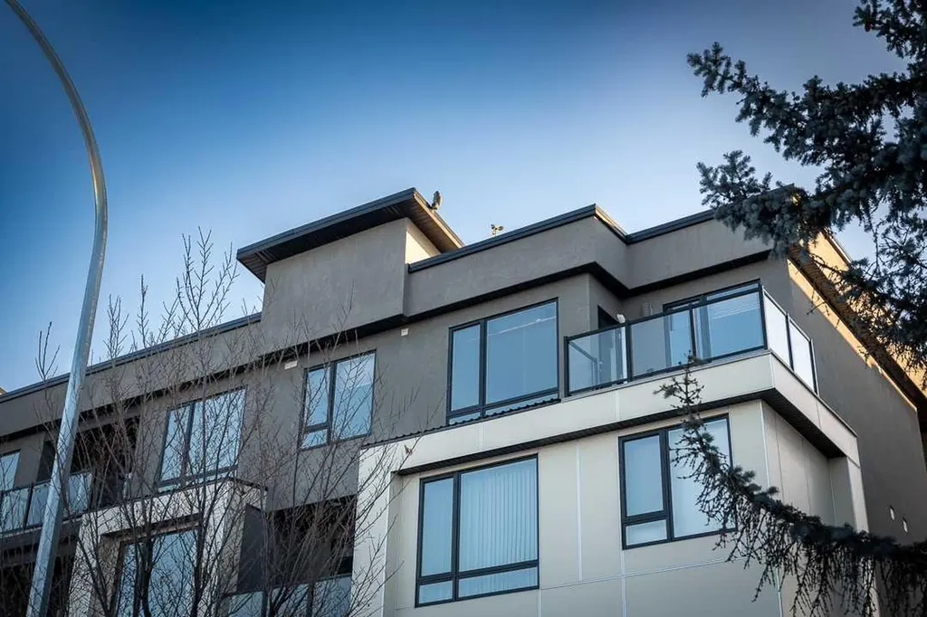 607 17 Avenue NW Calgary AB T2M 0N6