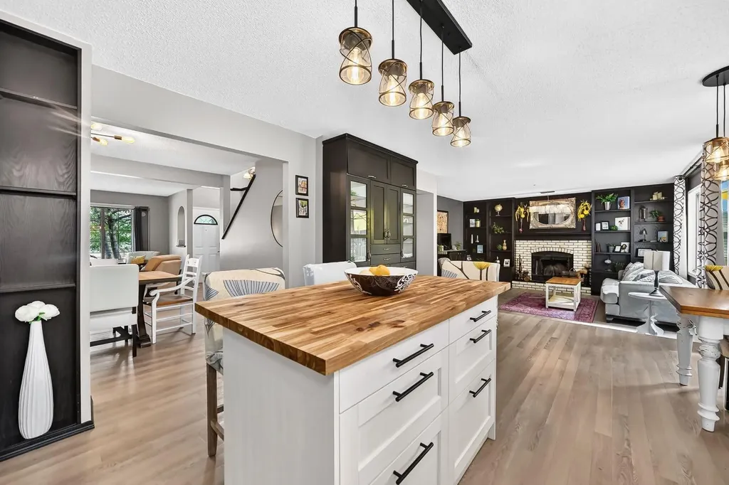 81 Sandalwood Court NW Calgary AB T3K 4B7