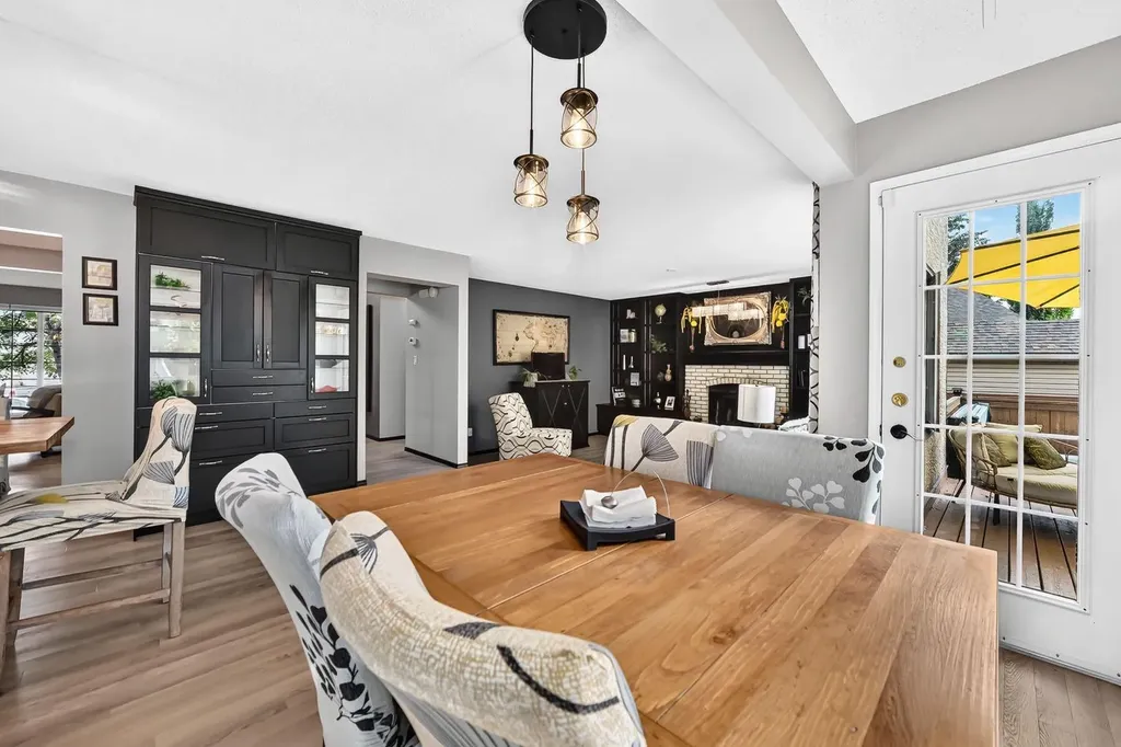 81 Sandalwood Court NW Calgary AB T3K 4B7