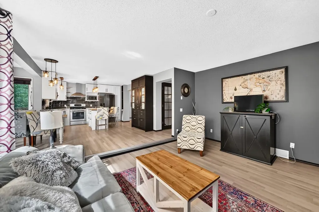 81 Sandalwood Court NW Calgary AB T3K 4B7