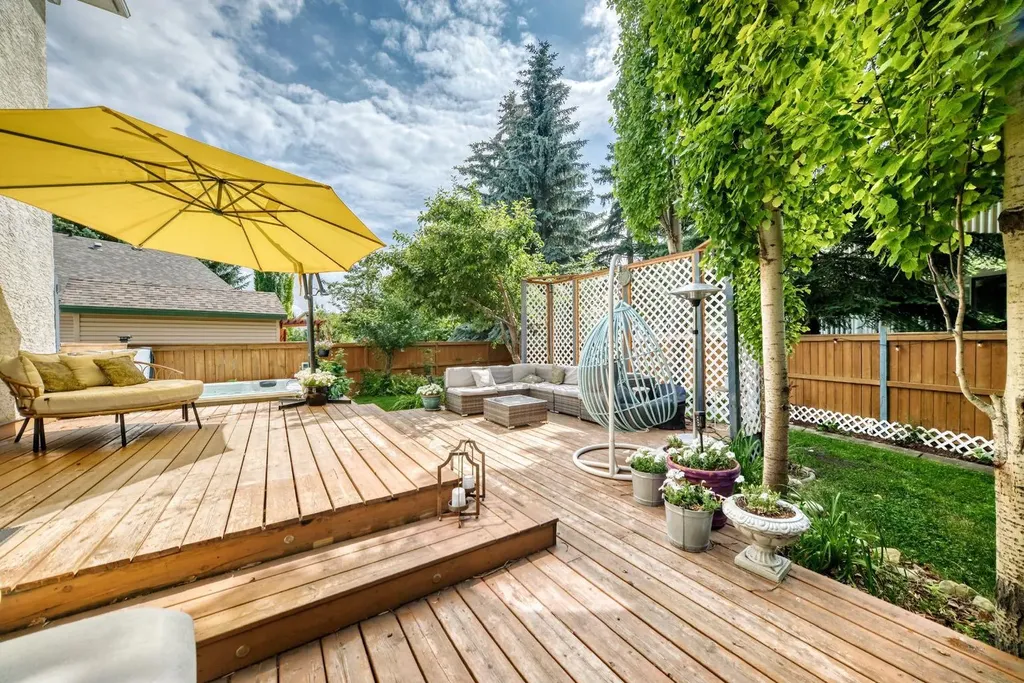 81 Sandalwood Court NW Calgary AB T3K 4B7