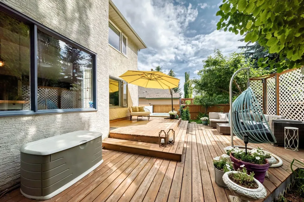 81 Sandalwood Court NW Calgary AB T3K 4B7