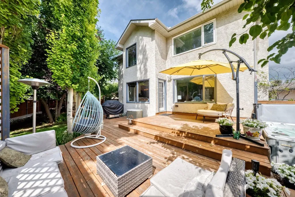 81 Sandalwood Court NW Calgary AB T3K 4B7