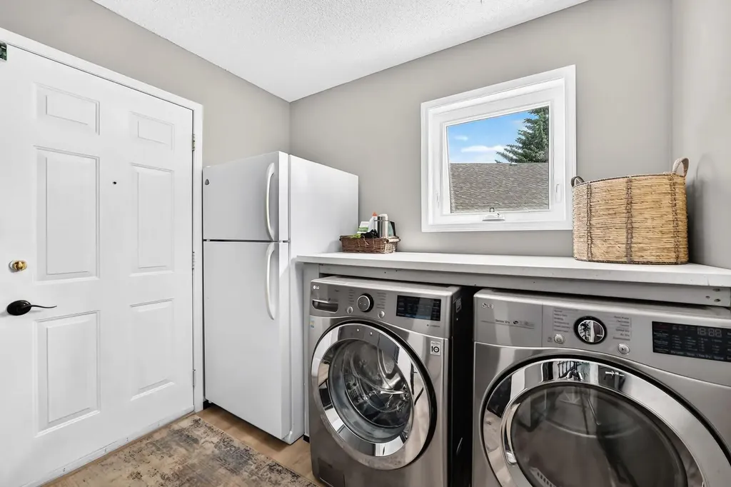 81 Sandalwood Court NW Calgary AB T3K 4B7