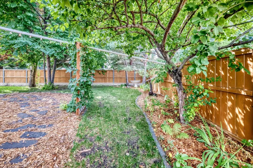 81 Sandalwood Court NW Calgary AB T3K 4B7