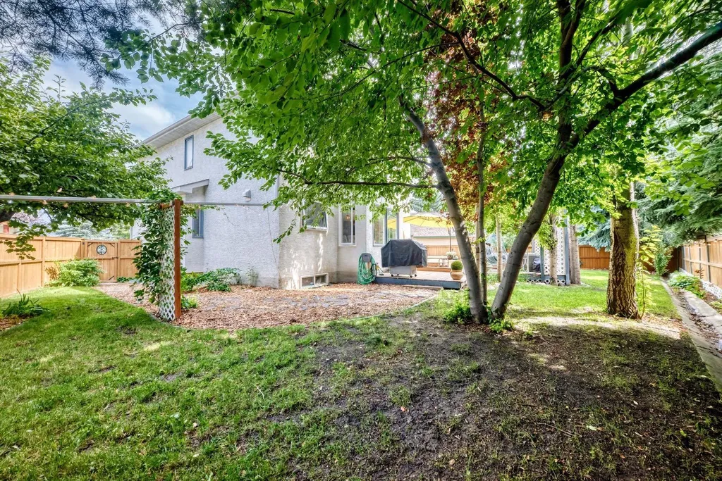 81 Sandalwood Court NW Calgary AB T3K 4B7