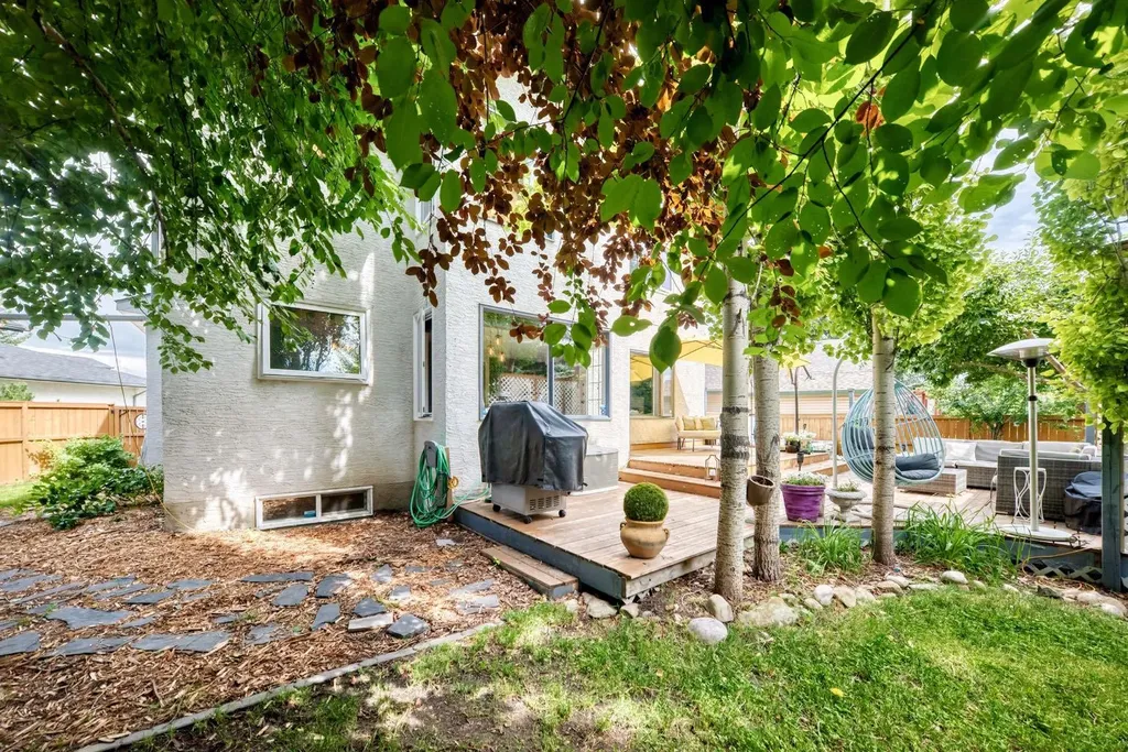 81 Sandalwood Court NW Calgary AB T3K 4B7