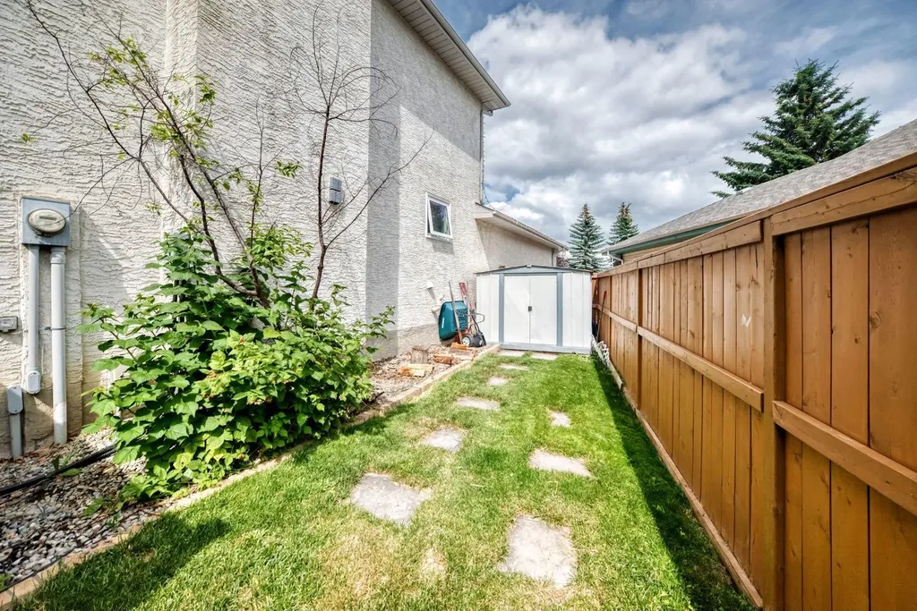 81 Sandalwood Court NW Calgary AB T3K 4B7